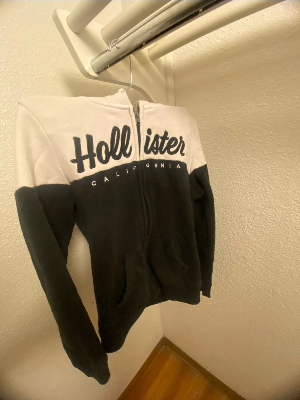 Hollister Hoodie Womens X Small Full Zip Black White Sweatshirt California